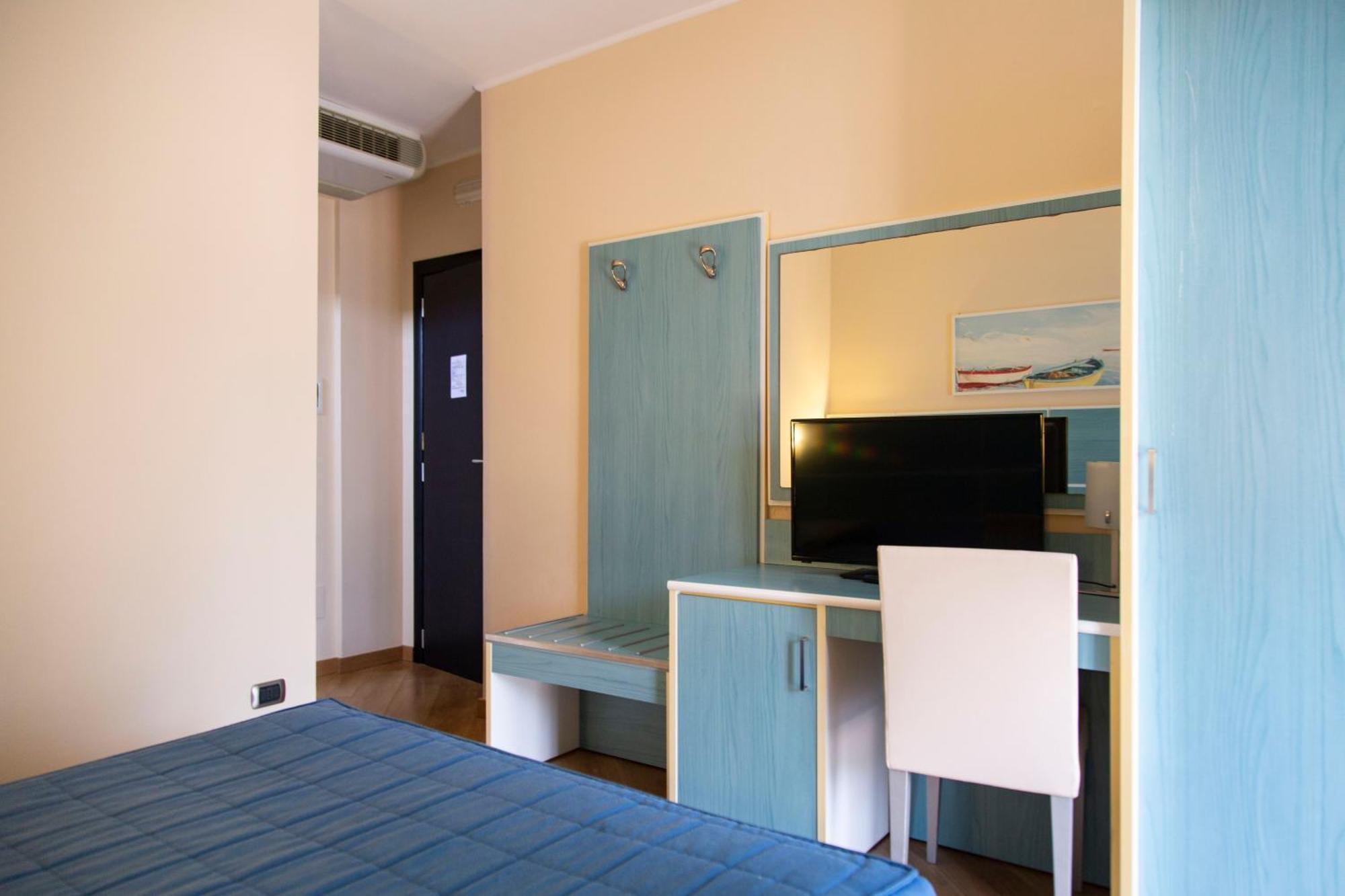 Residenza Del Mare Otel Sant Isidoro  Oda fotoğraf